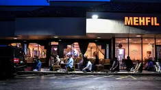 Pria Muslim melaksanakan salat di trotoar di luar restoran selama bulan suci Ramadhan di Lauderhill, Florida, Jumat (30/4/2021). Selama puasa Ramadhan, umat Islam tidak makan, minum, atau aktivitas seksual dari fajar hingga matahari terbenam. (CHANDAN KHANNA/AFP)