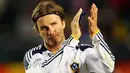 Gelandang LA Galaxy David Beckham memberi sambutan ke arah fans pada lanjutan Major League Soccer melawan DC United di Carson, California. Victor Decolongon/Getty Images/AFP