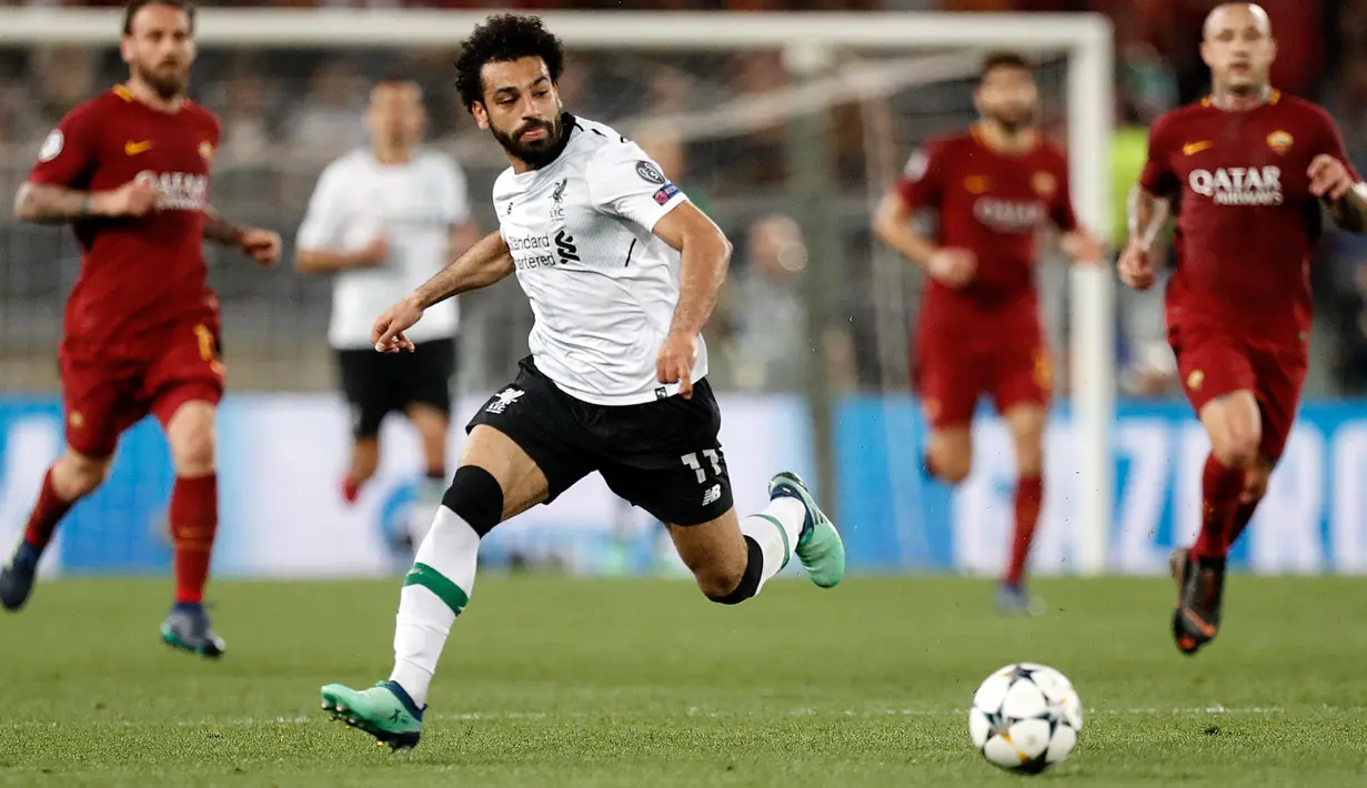 Striker Liverpool Mohamed Salah berusaha mengejar bola saat melawan AS Roma dalam pertanding semifinal Liga Champions di Stadion Olimpico, Roma (2/5). Liverpool kalah 2-4 atas AS Roma pada pertandingan kedua semifinal. (Riccardo Antimiani / ANSA via AP)