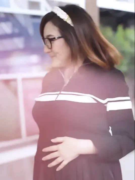 Kiki bersyukur karena sudah melewati fase sulit yang umumnya dirasakan oleh ibu hamil. Seperti mual hingga malas-malasan. Kini, usia kehamilannya sudah memasuki usia 6,5 bulan. [Instagram/kikiamaliaworld]