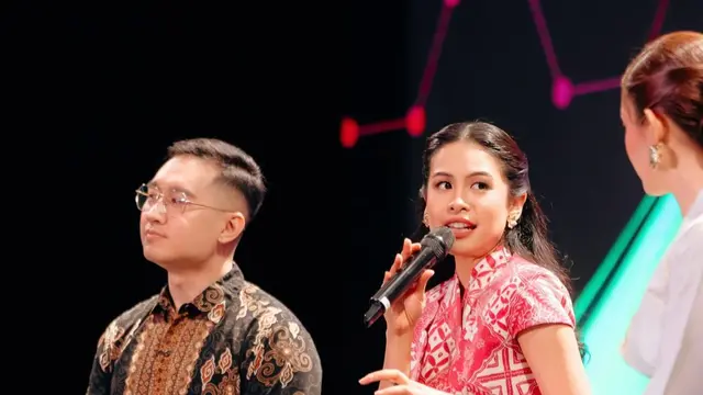 Gaya Profesional Maudy Ayunda Makin Standout Berkat Batik Merah dan Trousers Tenun Tasik