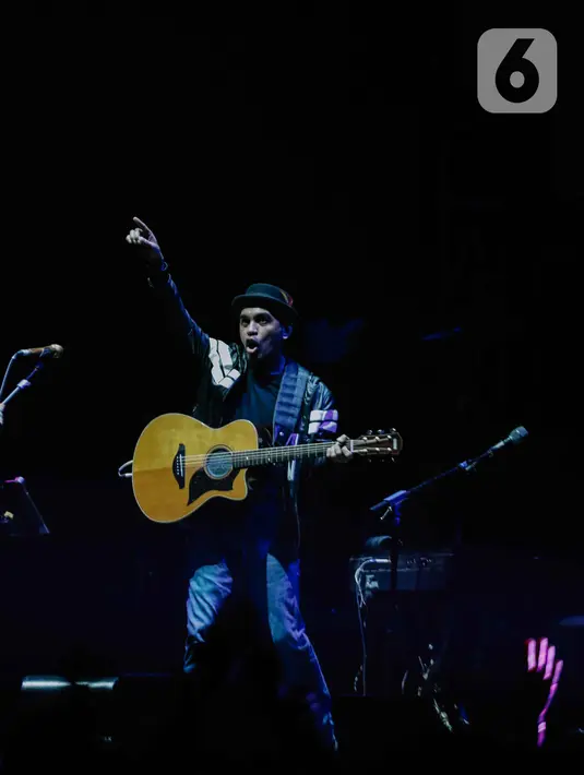 Aksi panggung Glenn Fredly saat tampil dalam festival musik Love Fest di Istora Senayan, Jakarta, Sabtu (22/2/2020). Dalam penampilannya Glenn Fredly membawakan sejumlah lagu hits nya seperti sedih tak berujung, akhir cerita cinta, januari. (Liputan6.com/Faizal Fanani)