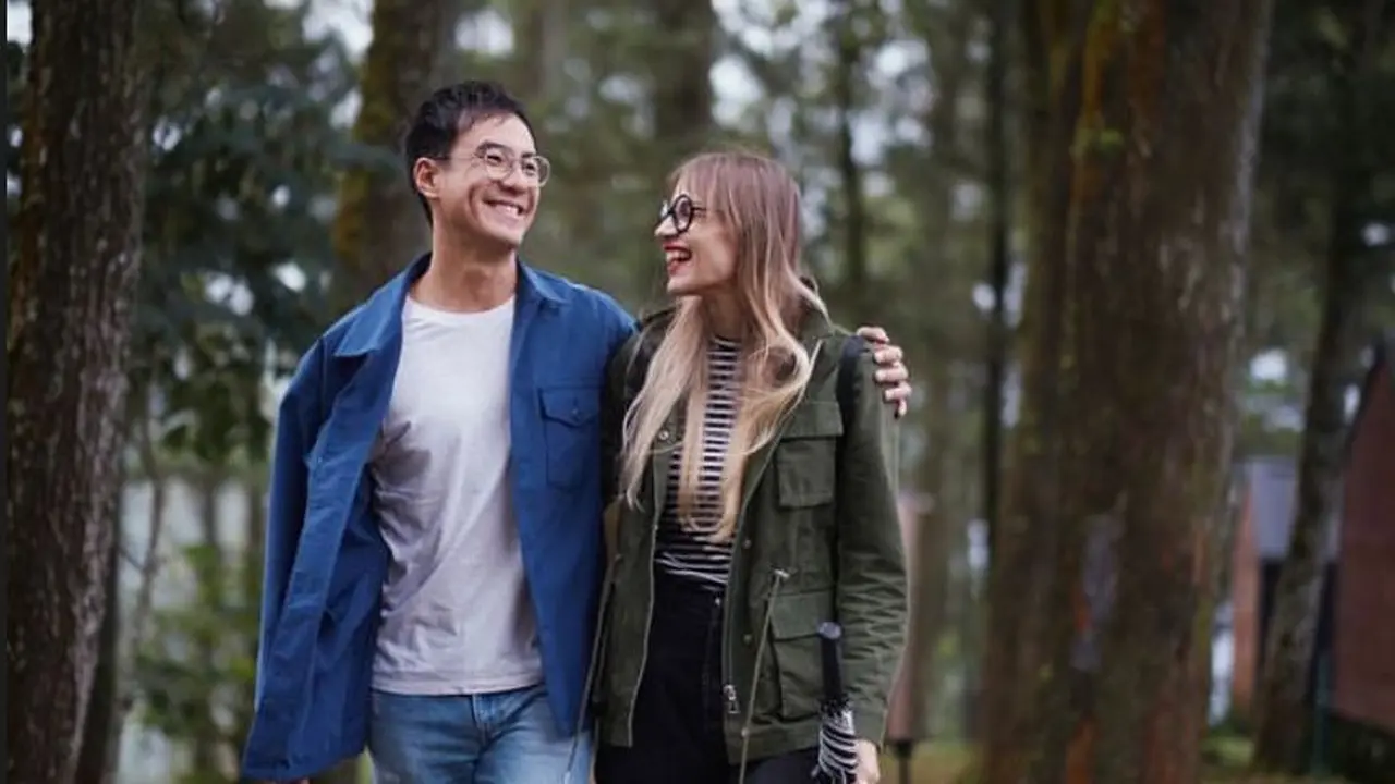 Daniel Mananta dan istri.  (Instagram.com/@vjdaniel)