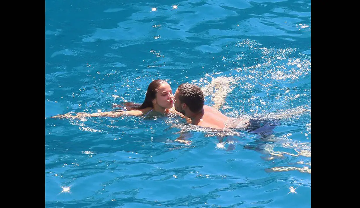 Liam Payne dan kekasihnya kembali berciuman saat berenang di laut. (Dailymail)