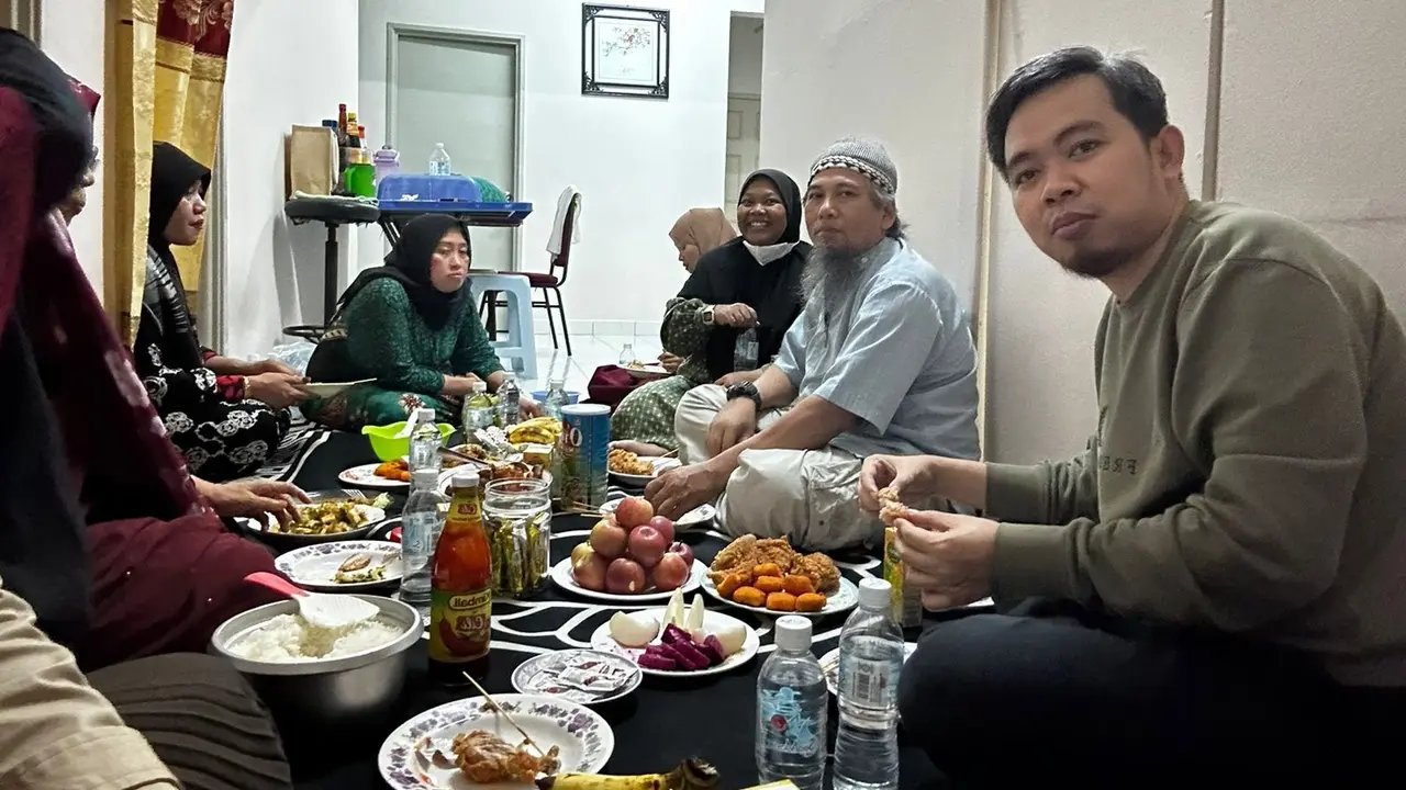 Gus Muhammad Fawait, Ketua Fraksi Partai Gerindra DPRD Jatim bertemu pekerja migran asal Jawa Timur di Malaysia. (Istimewa).