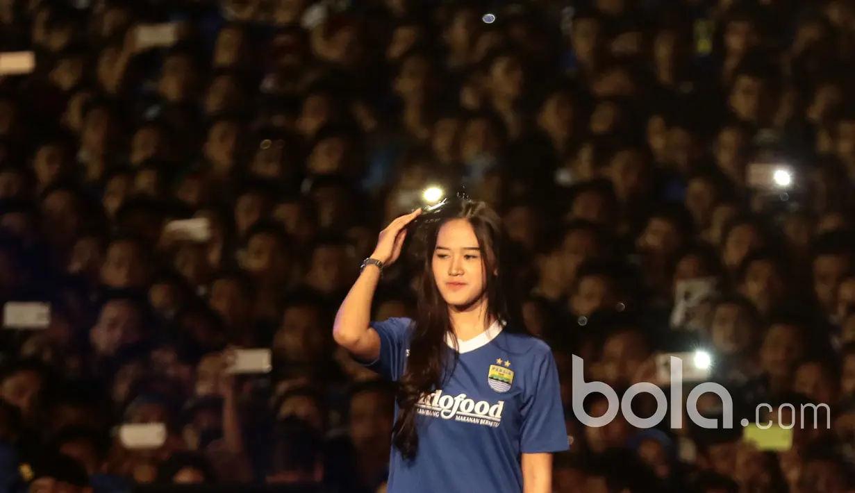 Seorang model mengenakan Jersey Utama Persib Bandung pada Launching Jersey dan tim di Stadion Siliwangi, Bandung, Minggu (2/4/2017). Jersey ini akan digunakan Persib Bandung untuk mengarungi Liga 1 Indonesia. (Bola.com/Nicklas Hanoatubun)