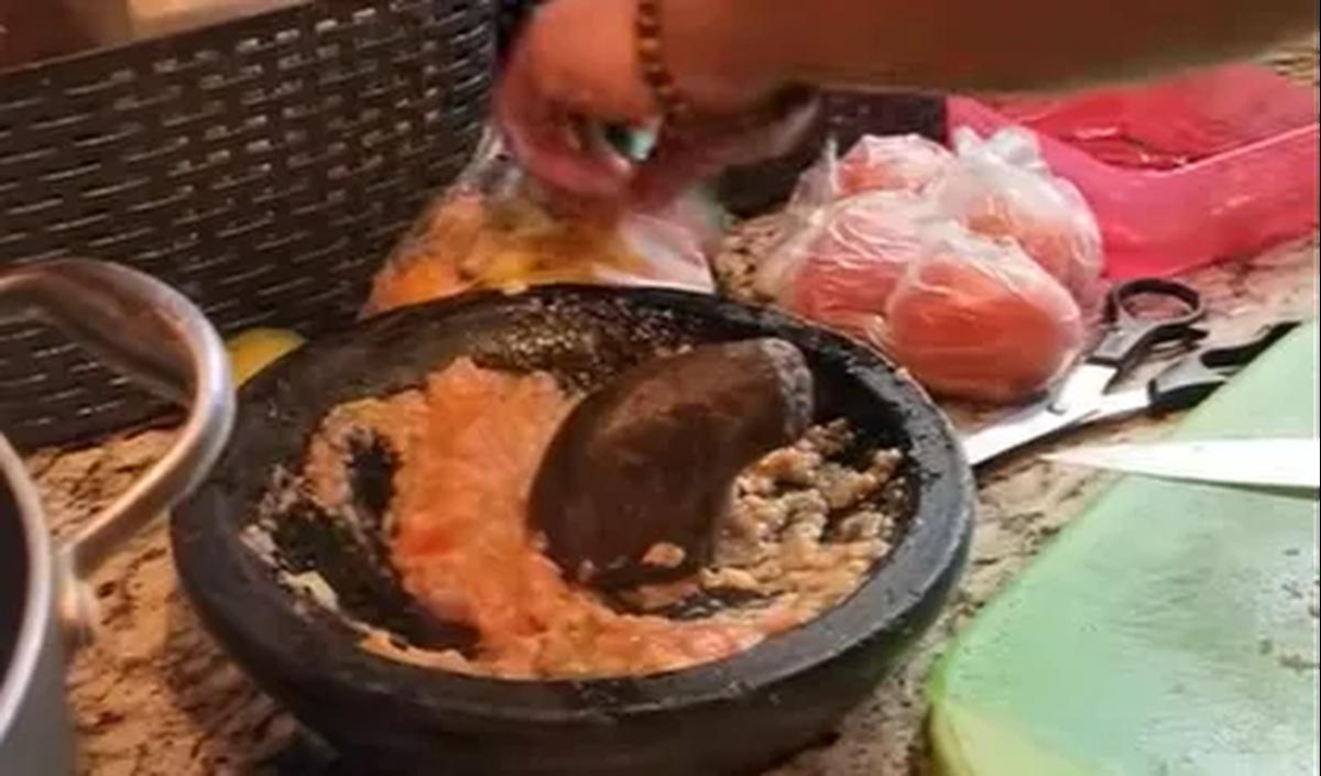 <b>Ngulek Sambal Sendiri, 'Gak Ada Sambal Gak Bisa Makan'</b>