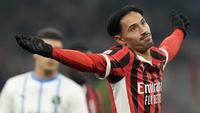 Pemain AC Milan, Tijjani Reijnders melakukan selebrasi setelah mencetak gol melalui tendangan jarak jauh ke gawang Sassuolo pada laga lanjutan Liga Italia 2024/2025 yang berlangsung di San Siro, Milan, Italia, Rabu (04/12/2024) dini hari WIB. (AP Photo/Luca Bruno)