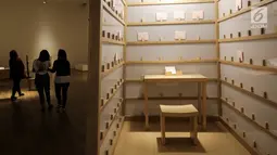 Sebuah karya seni instalasi berupa bilik The Letter Writing Project di Museum MACAN, Kebon Jeruk, Jakarta, Kamis (14/2). Pameran bertajuk Masa Lalu Belumlah Berlalu berlangsung hingga 10 Maret 2019. (Liputan6.com/Fery Pradolo)