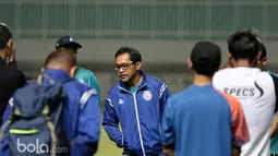 Pelatih Arema FC, Aji Santoso memberikan arahan sebelum memimpin sesi latihan Singo Edan jelang menghadapi Pusamania Borneo FC pada Babak Final Piala Presiden 2017 di Stadion Pakansari, Bogor, Jumat (10/3/2017). (Bola.com/Nicklas Hanoatubun)