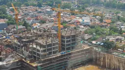 Sebuah proyek bangunan yang sedang dalam tahap penyelesaian di Jakarta, Senin (27/2). Jumlah tersebut turun sedikit dibandingkan tahun sebelumnya yang mencatat angka 5,89% secara tahunan atau year on year (yoy). (Liputan6.com/Angga Yuniar)