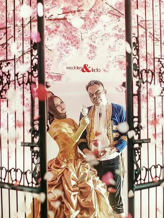 Sebuah pengorbanan yang dilakukan oleh mantan tunangan Zaskia Gotik. Permintaan dari mantan istri siri Rhoma Irama itu terjun dari udara ke air. (Instagram/wedding_and_indo)