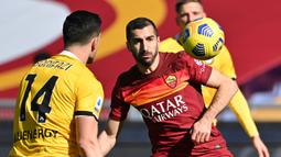 Gelandang AS Roma, Henrikh Mkhitaryan (kanan) mengontrol bola di depan bek Udinese, Kevin Bonifazi dalam laga lanjutan Liga Italia 2020/21 pekan ke-22 di Olimpico Stadium, Roma, Minggu (14/1/2021). AS Roma menang 3-0 atas Udinese. (AFP/Alberto Pizzoli)
