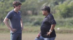 Pelatih anyar PBR, Pieter Huistra berdiskusi dengan perwakilan PBR, Muly Munial saat latihan jelang turnamen Piala Jenderal Sudirman. (Bola.com/Vitalis Yogi Trisna) 