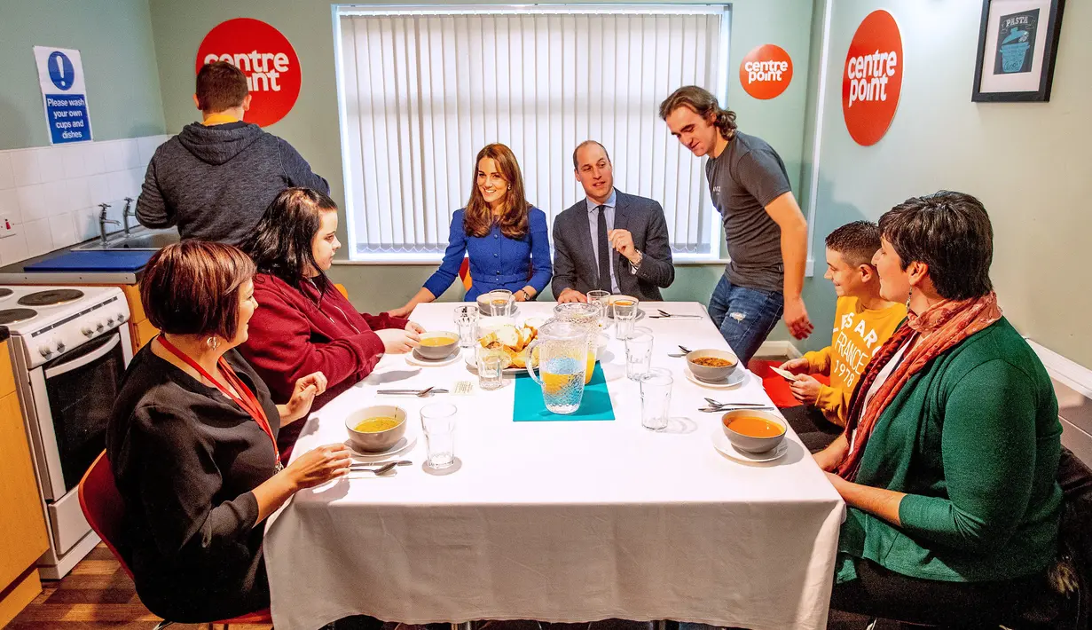 Pangeran William dan Kate Middleton duduk bersama setelah menikmati makan siang dengan penghuni dan relawan Centrepoint di Barnsley, Inggris, Rabu (14/11). Centrepoint merupakan sebuah badan amal yang membantu tunawisma. (Charlotte Graham/Pool via AP)
