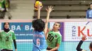 Pemain bola voli putri Indonesia, Shintia Alliva Mauludina (depan) melepaskan spike yang berusaha diblok pemain Myanmar pada laga ketiga Grup A SEA Games 2023 di Olympic Complex Indoor Stadium, Phnom Penh, Kamboja, Kamis (11/5/2023). Tim bola voli putri Indonesia menang 3-0 (25-9, 25-9, 25-15). (Bola.com/Abdul Aziz)