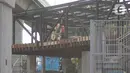 Pekerja menyelesaikan pembangunan proyek jembatan layang atau skybridge Stasiun MRT Asean-Halte Transjakarta CSW di kawasan Kebayoran Baru, Jakarta, Selasa (21/1/2020). (Liputan6.com/Immanuel Antonius)