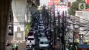 Kabel fiber optik yang semrawut menjadi perbincangan belakangan ini lantaran kerap mencelakai seperti yang terjadi di Jalan Antasari, Jakarta Selatan menyebabkan seorang mahasiswa difabel tidak dapat berbicara karena terjerat. (Liputan6.com/Johan Tallo)