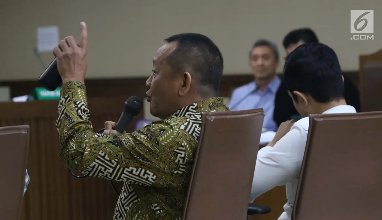 Mantan Sekretaris Mahkamah Agung (MA) Nurhadi Abdurachman saat menjadi saksi pada sidang lanjutan dugaan suap terkait pengurusan sejumlah perkara dengan terdakwa Eddy Sindoro di Pengadilan Tipikor, Jakarta, Senin (21/1). (Liputan6.com/Helmi Fithriansyah)