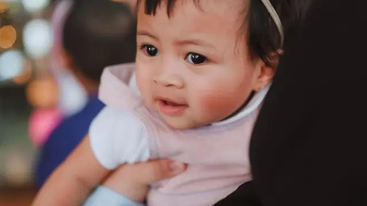 Baby Lily, Anak Raffi Ahmad dan Nagita Slavina, Siap Menyambut 2025 dengan Senyum Menggemaskan!