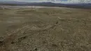 Botol plastik dan sampah lainnya menutupi bagian Danau Uru Uru yang mengering dekat Oruro di Bolivia, Kamis (25/3/2021). Sebagian besar area danau ini, terutama yang kering, tertutupi botol plastik dan aneka sampah lainnya. (AP Photo / Juan Karita)