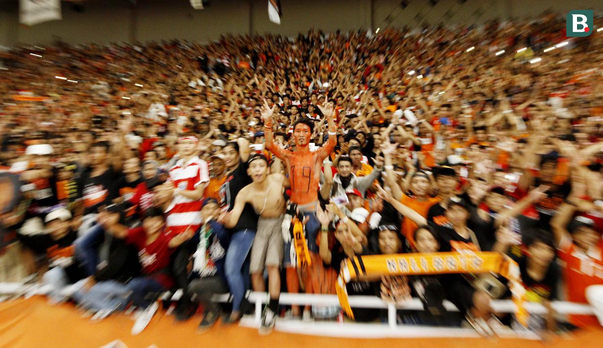 Para Jakmania merayakan kemenangan Persija Jakarta atas Bali United pada final Piala Presiden di SUGBK, Jakarta, Sabtu (17/2/2018). Persija menang 3-0 atas Bali United. (Bola.com/M Iqbal Ichsan)