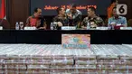 Jaksa Agung ST Burhanuddin menggelar barang bukti perkara hasil eksekusi perkara terpidana Koko Jiang alias Kokos Leo Lim di Gedung Kejaksaan Agung, Jakarta, Jumat (15/11/2019). Kejaksaan menyita barang bukti dalam perkara tindak pidana korupsi sebesar Rp. 477.359.539.000. (merdeka.com/Imam Buhori)