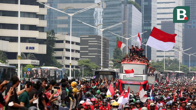 Foto: Momen Pratama Arhan Tertimpuk Seragam SMA saat Timnas Indonesia Diarak di Jalanan Jakarta