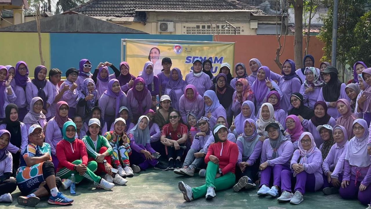 Staf khusus Menpora Bidang Komunikasi dan Hubungan Internasional, Alia Noorayu Laksono, menggelar Senam Seru dalam rangka merayakan Hari Sumpah Pemuda (HSP) ke-98 tahun ini di Duren Sawit, Jakarta Timur, Minggu (29/10/2023) (Istimewa)