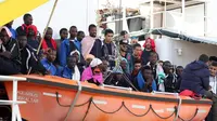 Imigran gelap asal Afrika yang diselamatkan oleh otoritas Italia usai terombang-ambing di dalam perahu di Laut Mediterania. Libya kerap digunakan sebagai titik tolak pertama para imigran untuk menyeberang ke Eropa (AP Photo)
