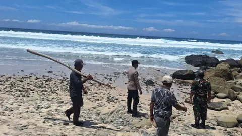 4 Wisatawan Asal Surabaya Terseret Ombak Pantai Modangan Malang, 1 Meninggal dan 2 Lagi Hilang - Regional Liputan6.com