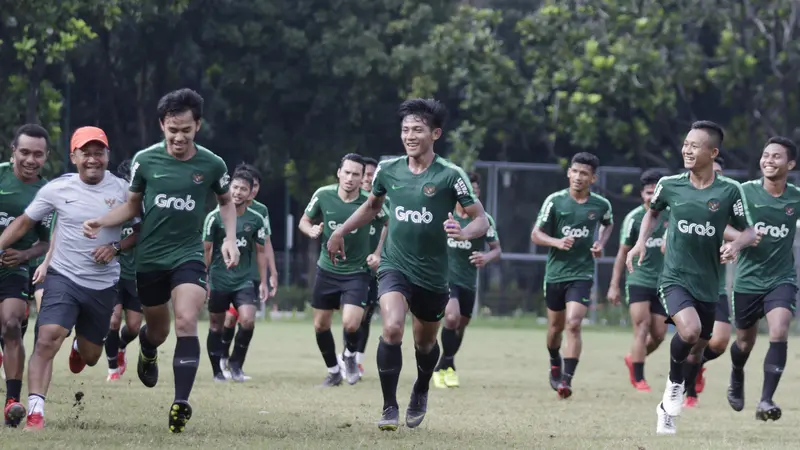 Para pemain Timnas Indonesia U-23 berlari saat latihan. (Bola.com/Vitalis Yogi Trisna)