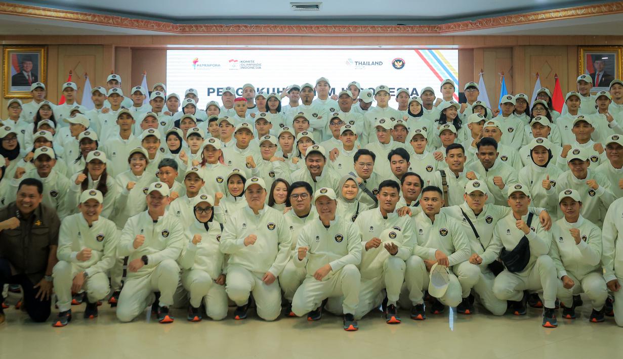 Menpora Erick Thoir, CdM Indonesia untuk SEA Games 2025 Bayu Priawan Djokosoetono, dan Ketua NOC Raja Sapta Oktohari berfoto bersama dengan kontingen Indonesia untuk SEA Games 2025 setelah acara pengukuhan di Auditorium Wisma Kemenpora, Senayan, Jakarta, Jumat (05/12/2025). (Bola.com/Bagaskara Lazuardi)