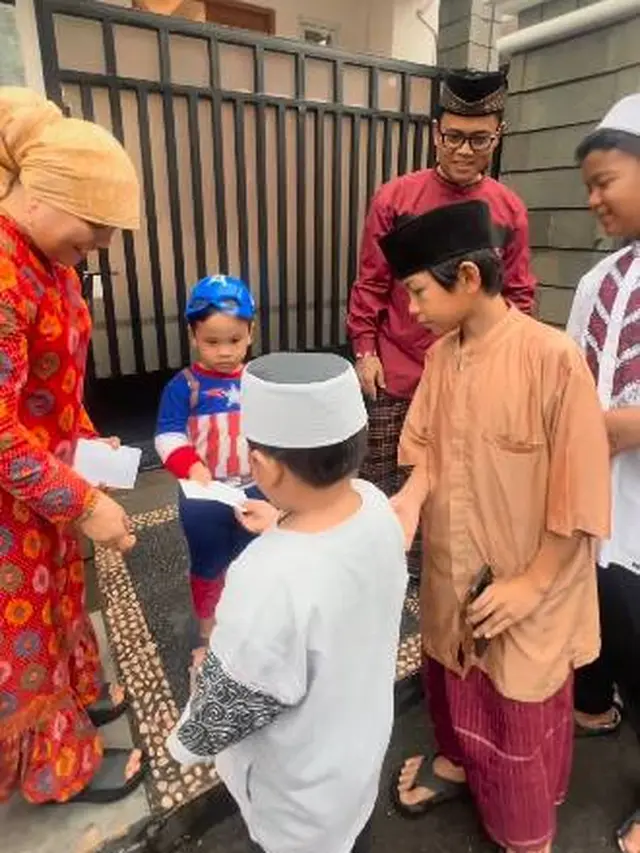 7 Momen Haji Faisal Bagi-Bagi Zakat, Gala Sky Cosplay Jadi Superhero