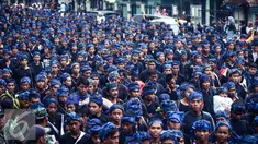 Sebanyak 1800 masyarakat Baduy Luar dan Baduy Dalam tiba di jalan raya Kabupaten Lebak, Banten (13/05). Mereka berjalan kaki membawa hasil bumi menuju pendopo Kabupaten Lebak. (Liputan6.com/Fery Pradolo)