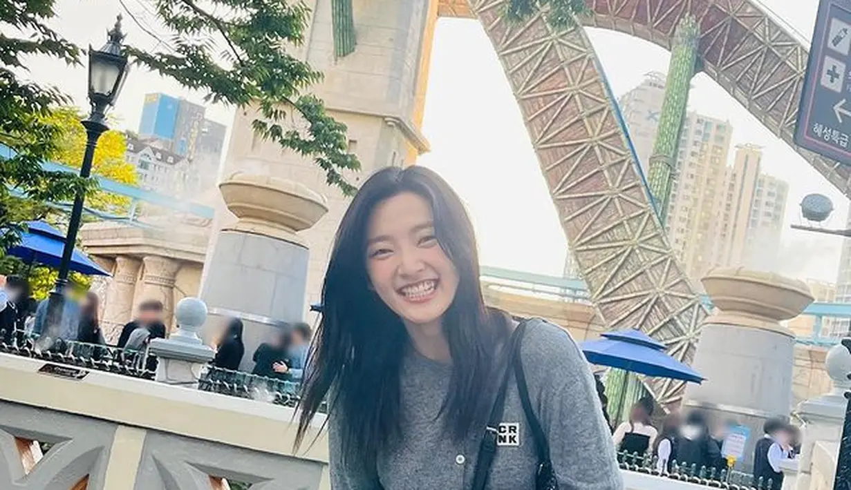 Soeun resmi debut sebagai member Weeekly pada bulan Mei 2020 di usianya yang ke-18. (FOTO: instagram.com/_weeekly/)