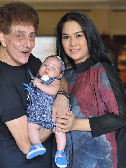 Setelah perceraiannya dengan Rini S. Bono, Ahmad Albar sempat dikabarkan menjalin hubungan dengan Cut Keke. Namun, pada tahun 2009 silam, dia menikah dengan seorang perempuan bernama Dewi Sri Astuti. (Instagram/dewiye04)