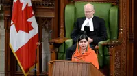 Pemenang hadiah Nobel, Malala Yousafzai menyampaikan pidatonya pada upacara pemberian hadiah kewarganegaraan di Ottawa, Rabu (12/4). Malala merupakan orang keenam yang diberikan status kewarganegaraan oleh Kanada. (Justin Tang/The Canadian Press via AP)