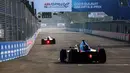 Sejumlah pebalap memacu mobilnya saat sesi latihan bebas Jakarta E-Prix 2023 yang berlangsung di Jakarta Intenational E-Prix Circuit (JIEC), Ancol, Jakarta, Jumat (02/06/2023). (Bola.com/Bagaskara Lazuardi)