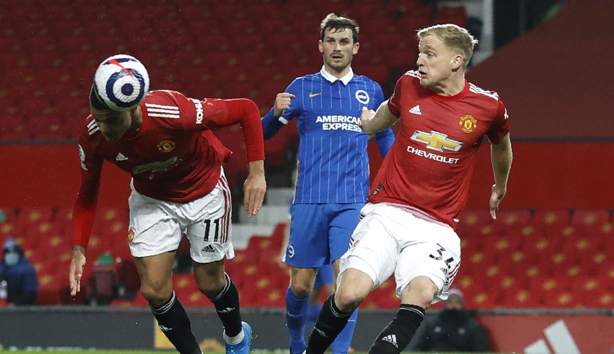 Penyerang Manchester United, Mason Greenwood, menyundul bola saat melawan Brighton and Hove Albion pada laga Liga Inggris di Stadion Old Trafford, Minggu (4/4/2021). MU menang dengan skor 2-1. (Phil Noble/Pool via AP)