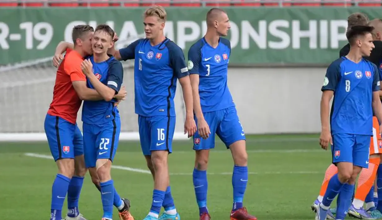 Para pemain Slovakia merayakan kemenangan atas Austria pada babak play-off Piala Eropa U-19 di Anton Malatinsky Stadium, Trnava, Slovakia (28/6/2022). Slovakia lolos ke Piala Dunia U-20 2023 dengan status peringkat kelima pada Piala Eropa U-19 setelah mengalahkan Austria 1-0 pada babak play-off. Slovakia baru satu kali tampil pada ajang Piala Dunia U-20 yaitu pada edisi 2003 di Uni Emirat Arab dan berhasil melaju hingga babak 16 besar. (UEFA)
