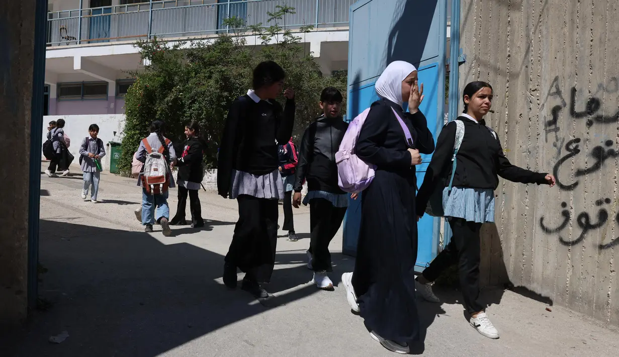 Penutupan sekolah ini menyusul larangan Israel terhadap kegiatan UNRWA di wilayah Palestina yang diduduki diberlakukan. (AHMAD GHARABLI/AFP)