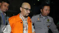 Usai diperiksa KPK, Andi Taufan Tiro dibawa ke Rumah Tahanan Guntur sebagai tersangka terkait kasus dugaan suap proyek jalan dalam anggaran Kementerian PUPR, Jakarta, Selasa (6/9). (Liputan6.com/Helmi Afandi)