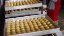 Pekerja tengah membuat kue kering di industri rumahan Dea cake di Tangerang, Selasa (27/4/2021). Meskipun dimasa pandemi di saat ramadhan permintaan kue kering di tempat tersebut meningkat 100 persen dari pada tahun sebelumnya.  (Liputan6.com/Angga Yuniar)