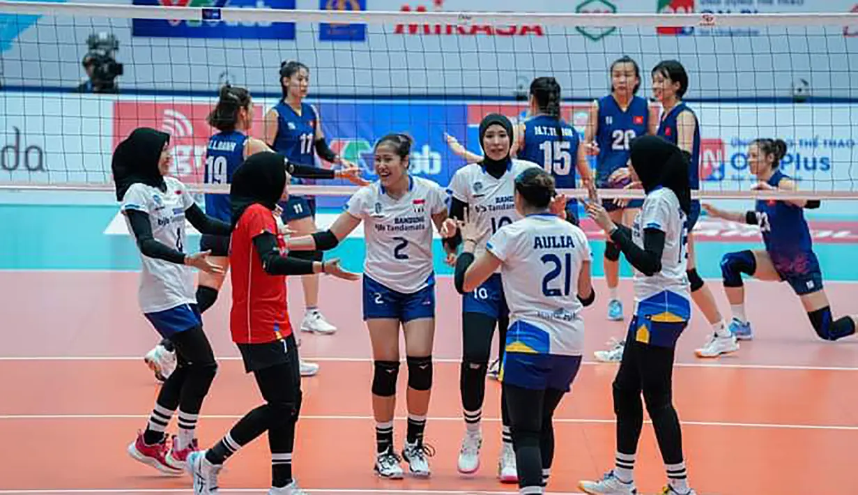 <p>Selebrasi para pemain Timnas bola voli putri Indonesia setelah mencetak poin saat menghadapi Vietnam pada laga putaran pertama SEA V League 2023 di Vinh Phuc Gymnasium, Hanoi, Vietnam, Sabtu (5/8/2023). Indonesia kalah 1-3 (20-25, 17-25, 25-23, 18-25) dari Vietnam. (Dok. SEA V League 2023)</p>