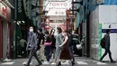 Orang-orang yang mengenakan masker pelindung untuk membantu mengekang penyebaran virus corona berjalan di jalan perbelanjaan di Tokyo, Jepang, Rabu (14/10/2020). Tokyo mengonfirmasi lebih dari 170 kasus virus corona baru pada hari Rabu. (AP Photo/Koji Sasahara)