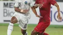 Pemain Timnas Indonesia, Fachruddin Aryanto (kanan) berebut bola dengan pemain Timor Leste pada laga penyisihan grup B Piala AFF 2018 di Stadion GBK, Jakarta, Selasa (13/11). Babak pertama berakhir imbang 0-0. (Liputan6.com/Helmi Fithriansyah)