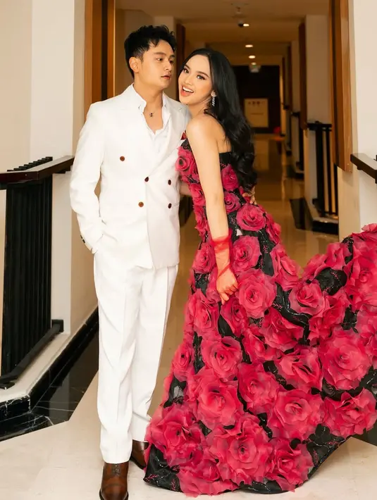 Lyodra juga tampil dengan anting-anting model raindrop silver. Wajahnya dipulas bernuansa pink senada dengan dressnya.  [@randymartinnn]