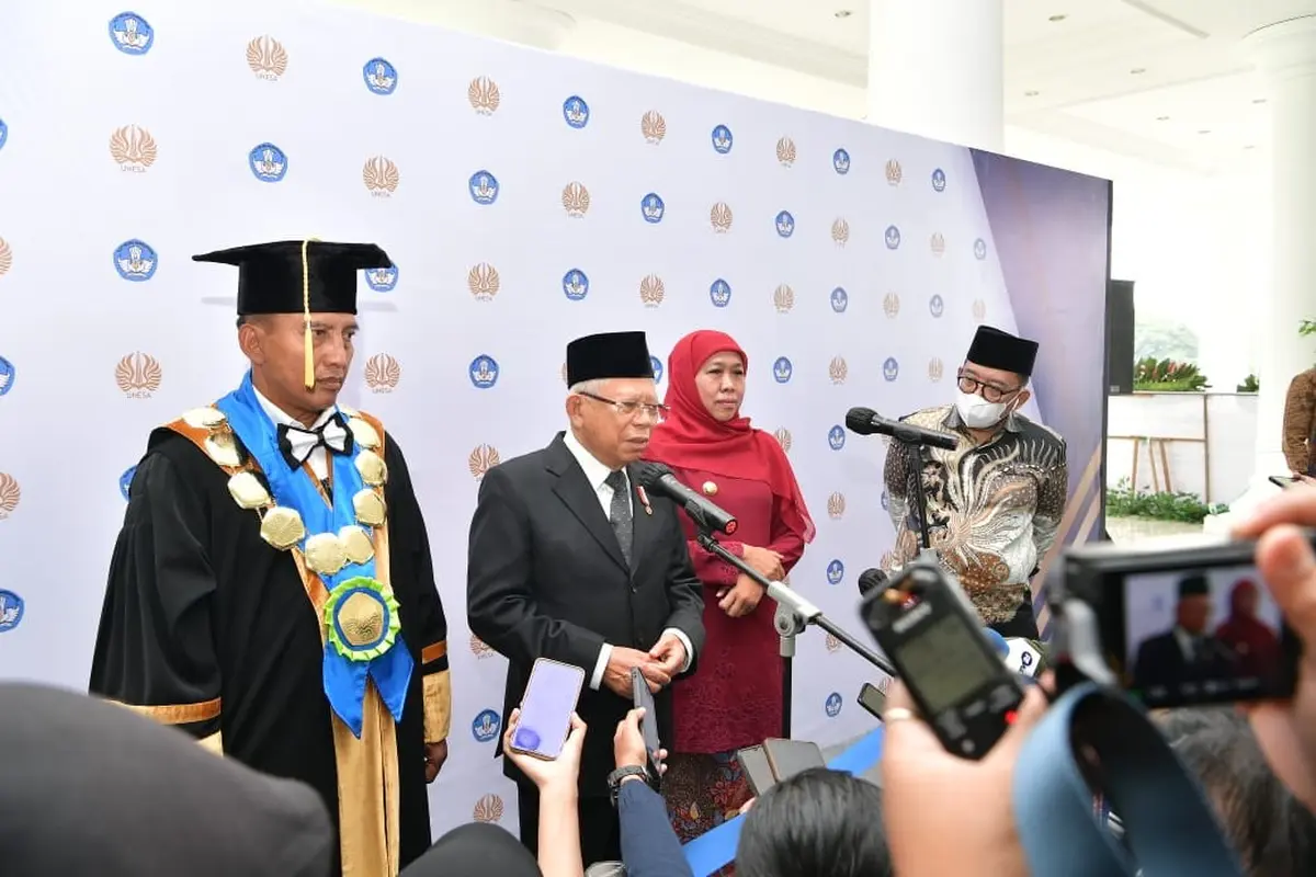 Wakil Presiden Ma’ruf Amin usai meresmikan Fakultas Kedokteran, Laboratorium Anti Doping, dan Sentra Latihan Olahragawan Muda Potensial Nasional (SLOMPN) Universitas Negeri Surabaya (UNESA).
