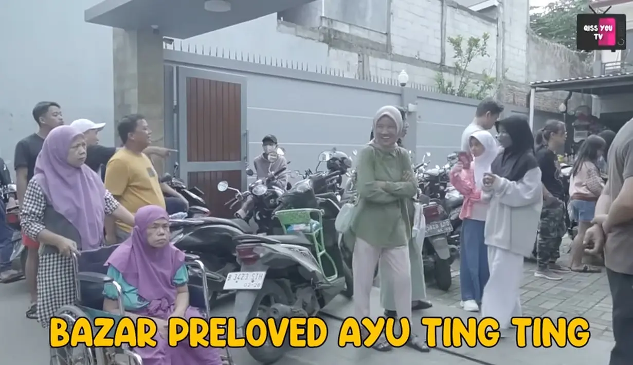 Acara garage sale yang digelar di halaman rumah Ayu Ting Ting menyita perhatian masyarakat. Tampak para tetangga hadir untuk belanja baik pakaian atau mainan anak-anak yang semuanya di obral murah. [Youtube/Qiss You TV]